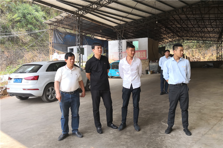 2018年4月，吉林省遼源市龍山區副區長鐘亞輝（左二）一行到漳州眾興畜禽無害化處理中心調研